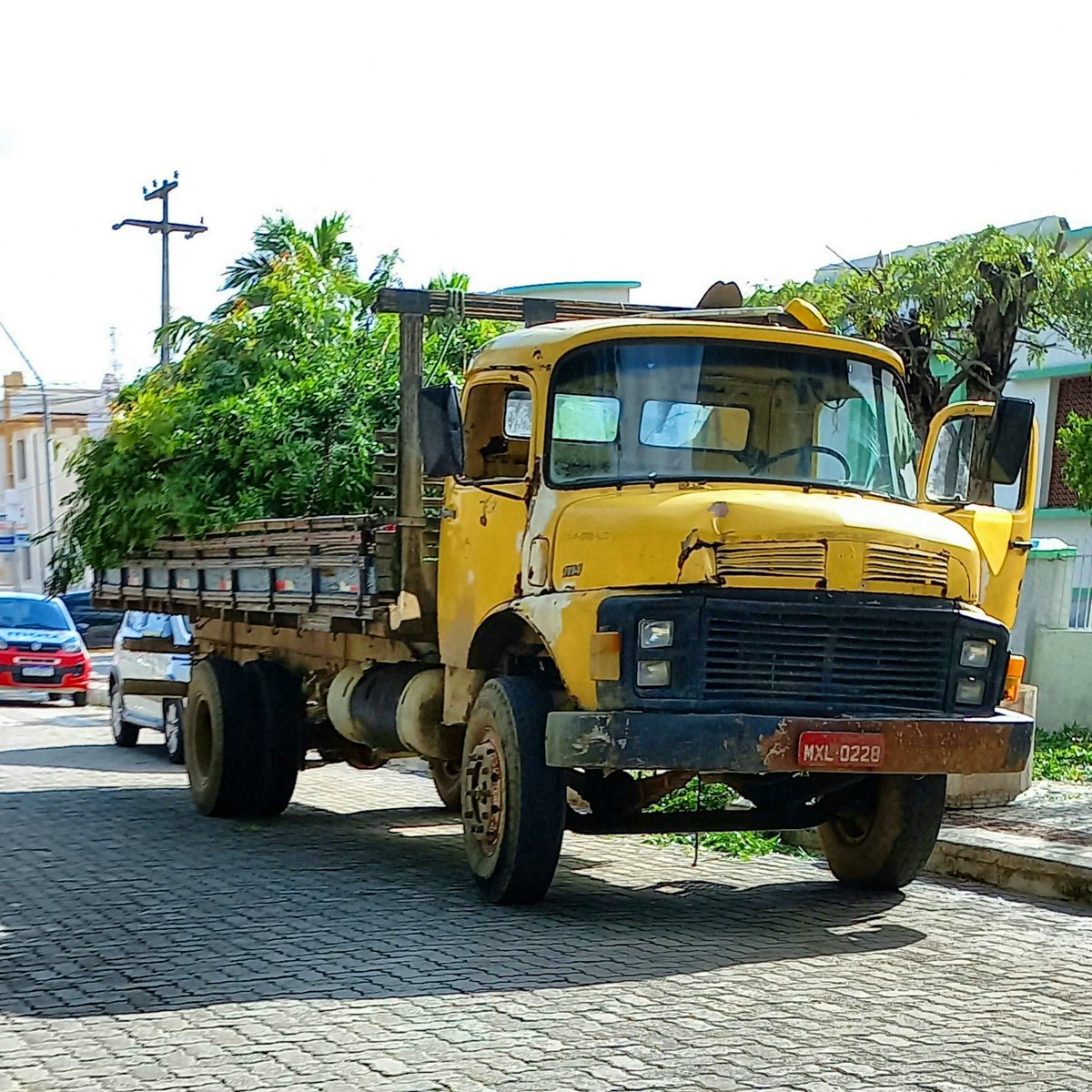 CarrosPodres's tweet photo. #Chevrolet #MercedesBenz #ChevroletD40 #ChevroletD20 #MB1113 #Iguatu #Ceara #Brasil https://t.co/sBXje8UJ8w