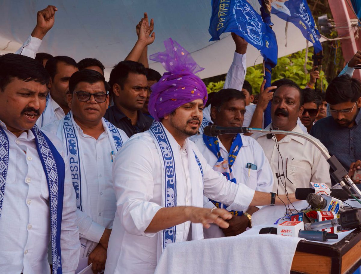 AnandAkash_BSP's tweet photo. प्रदेश के मुख्यमंत्री खुद को जनता का मामा कहते है। लेकिन मैं ये साफ कर दूं कि म.प्र. में एक ही मामा है उसका नाम टंट्या मामा है, मैं तो उन्ही का नाम जानता हूँ। म.प्र. के लोगो को भी पता है कि आजादी की लड़ाई में अंग्रेजो को नाकों चने चबवाने वाले रॉबिन हूड, महान स्वतंत्रता सैनानी टंट्या भील जिन्हें सभी प्यार से टंट्या मामा कहते हैं, वही म.प्र. के और हमारे असली मामा है।  प्रदेश में आदिवासी और दलित समाज के साथ पिछड़ा वर्ग के और अल्पसंख्यक समुदाय के साथ जो भेदभाव और अत्याचार की हर दिन जिस तरह से खबरे सामने आती है उसे देखकर आज टंटया मामा भी दुखी होंगे। 2/2