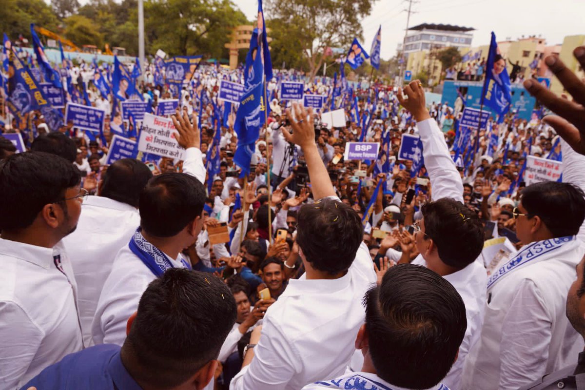 AnandAkash_BSP's tweet photo. प्रदेश के मुख्यमंत्री खुद को जनता का मामा कहते है। लेकिन मैं ये साफ कर दूं कि म.प्र. में एक ही मामा है उसका नाम टंट्या मामा है, मैं तो उन्ही का नाम जानता हूँ। म.प्र. के लोगो को भी पता है कि आजादी की लड़ाई में अंग्रेजो को नाकों चने चबवाने वाले रॉबिन हूड, महान स्वतंत्रता सैनानी टंट्या भील जिन्हें सभी प्यार से टंट्या मामा कहते हैं, वही म.प्र. के और हमारे असली मामा है।  प्रदेश में आदिवासी और दलित समाज के साथ पिछड़ा वर्ग के और अल्पसंख्यक समुदाय के साथ जो भेदभाव और अत्याचार की हर दिन जिस तरह से खबरे सामने आती है उसे देखकर आज टंटया मामा भी दुखी होंगे। 2/2
