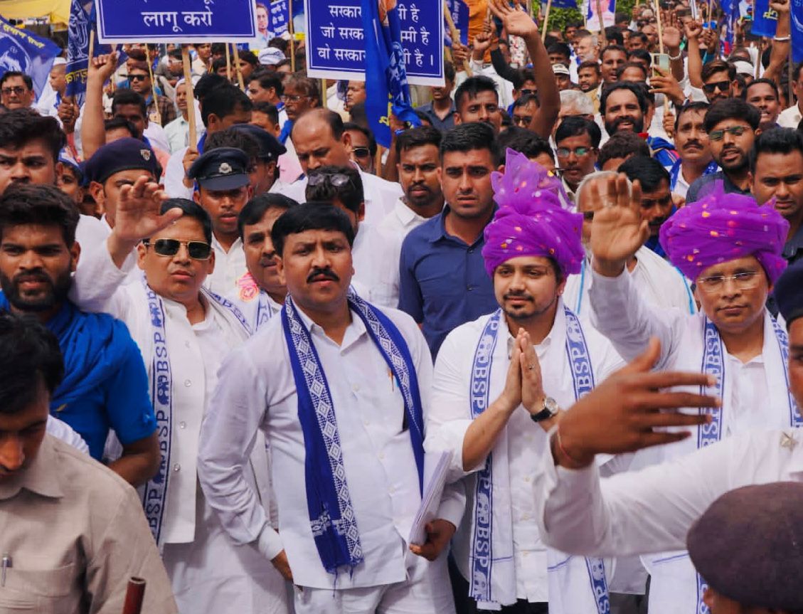 AnandAkash_BSP's tweet photo. प्रदेश के मुख्यमंत्री खुद को जनता का मामा कहते है। लेकिन मैं ये साफ कर दूं कि म.प्र. में एक ही मामा है उसका नाम टंट्या मामा है, मैं तो उन्ही का नाम जानता हूँ। म.प्र. के लोगो को भी पता है कि आजादी की लड़ाई में अंग्रेजो को नाकों चने चबवाने वाले रॉबिन हूड, महान स्वतंत्रता सैनानी टंट्या भील जिन्हें सभी प्यार से टंट्या मामा कहते हैं, वही म.प्र. के और हमारे असली मामा है।  प्रदेश में आदिवासी और दलित समाज के साथ पिछड़ा वर्ग के और अल्पसंख्यक समुदाय के साथ जो भेदभाव और अत्याचार की हर दिन जिस तरह से खबरे सामने आती है उसे देखकर आज टंटया मामा भी दुखी होंगे। 2/2