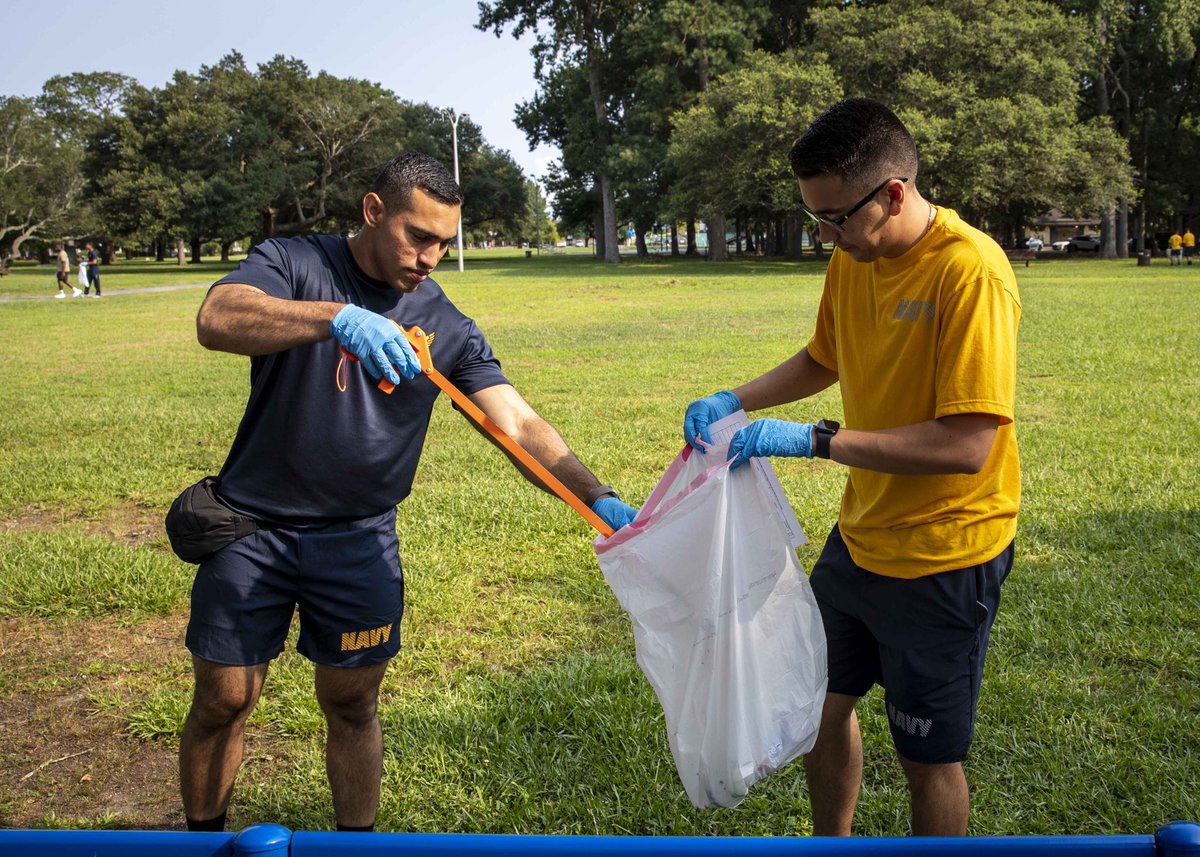 Leave no trace, put litter in its place! 🚮 #USSGeorgeHWBush's Air department participated in a community clean up through our very own #ThousandPointsofLight community service program at the local Lafayette Park! #keepnorfolkbeautiful #TeamAvenger