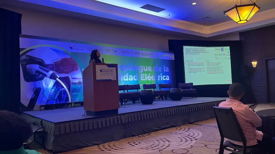 TransEnergetica's tweet photo. Participación de nuestra Asesora Internacional en Energías Renovables Nataly Montezuma, sobre "Panorama de la Cooperación Alemana en la Movilidad Eléctrica en #RD" en el "Taller Presencial: Despliegue de la Movilidad Eléctrica" organizado por @siegobrd y #cecacier https://t.co/bMek0DPM8g