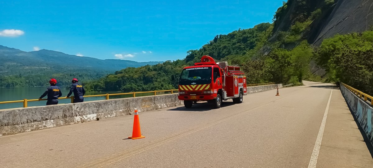 floridabomberos's tweet photo. Con acciones preventivas, el #CBVF llega al #embalsetopocoro para verificar las condiciones óptimas en la #movilidad de sus #vías, áreas comunes, equipos y espacios de #seguridad en la #prevención de #emergencias, que garanticen el bienestar de los residente y #turistas. https://t.co/n0UWeroQok