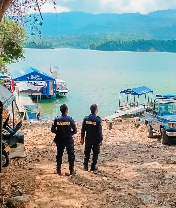 floridabomberos's tweet photo. Con acciones preventivas, el #CBVF llega al #embalsetopocoro para verificar las condiciones óptimas en la #movilidad de sus #vías, áreas comunes, equipos y espacios de #seguridad en la #prevención de #emergencias, que garanticen el bienestar de los residente y #turistas. https://t.co/n0UWeroQok