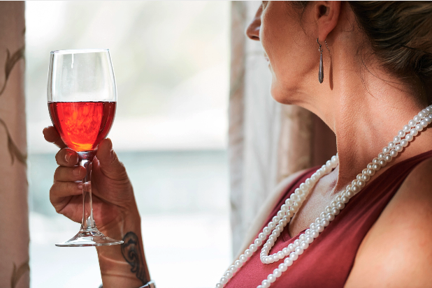 Large prospective study finds no association between alcohol use after #breastcancer diagnosis & increased risk of breast cancer recurrence or death. New from @KPDOR @kpnorcal @PermanenteDocs @KPCancerRsrch in @JournalCancer @AmericanCancer #bcsm Story: bit.ly/3OPGxSi