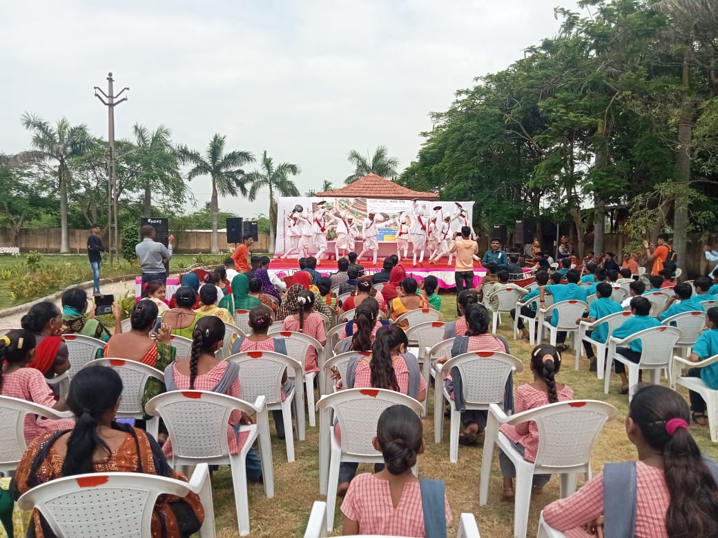 મેરી માટી મેરા દેશ' – માટીને નમન વીરોને વંદન

***

રાણાવાવ નગરપાલિકા ગાર્ડન ખાતે મહાનુભાવોની ઉપસ્થિતિમાં "મારી માટી, મારો દેશ" કાર્યક્રમ અંતર્ગત માટીને નમન, વીરોને વંદન કરાયું
શિલાફલકમ, વસુધા વંદન,વૃક્ષારોપણ, ધ્વજવંદન, સાંસ્કૃતિક કાર્યક્રમ સહિતના  કાર્યક્રમો યોજાયા