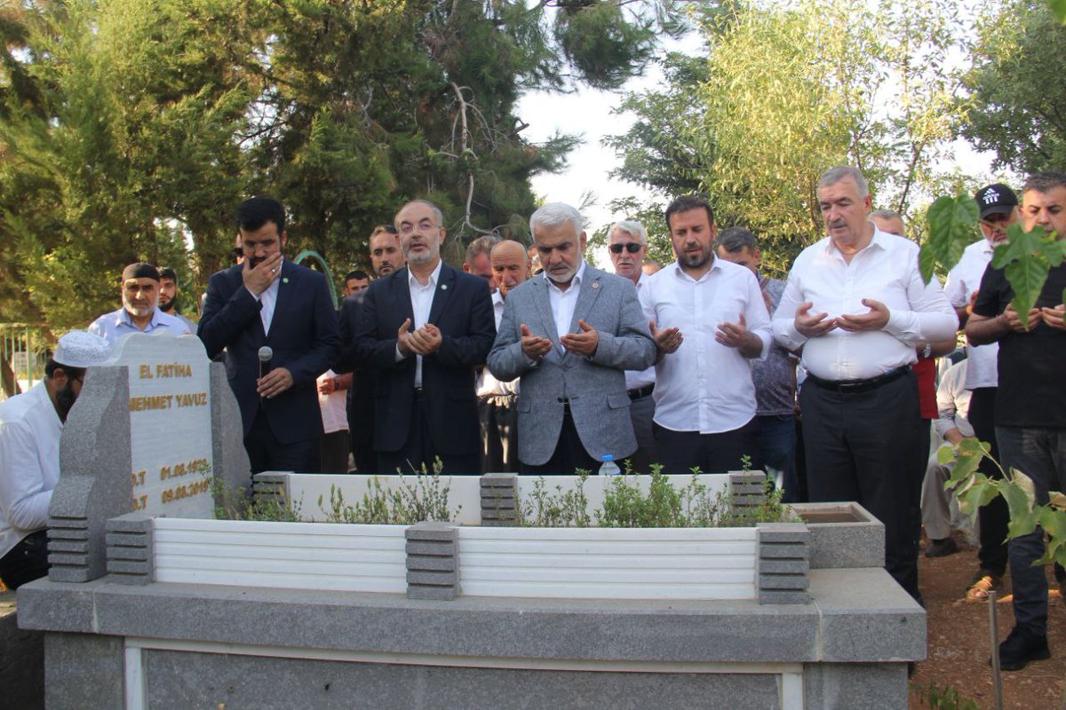HurDavaPartisi's tweet photo. Genel Başkanımız Sayın Zekeriya Yapıcıoğlu, vefatının 4'üncü yıldönümünde eski Genel Başkanımız merhum Mehmet Yavuz Hoca'nın kabri başında düzenlenen anma programına katıldı.

#HÜDAPAR https://t.co/M267podky5
