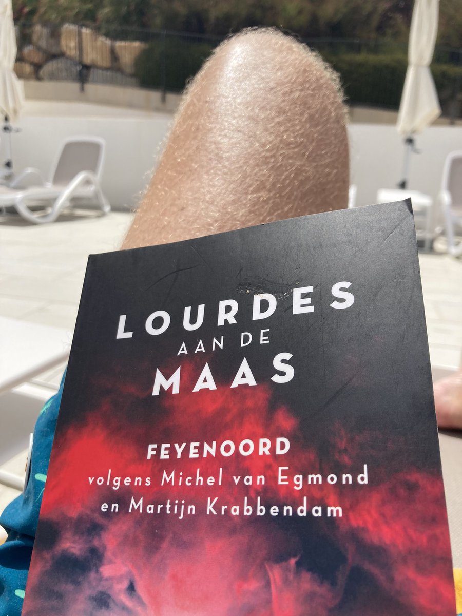 Heerlijk boek om te lezen bij het zwembad #Malaga # Feyenoord <a href="/VanEgmond1968/">Michel van Egmond</a> <a href="/Mkrabby/">Martijn Krabbendam</a>