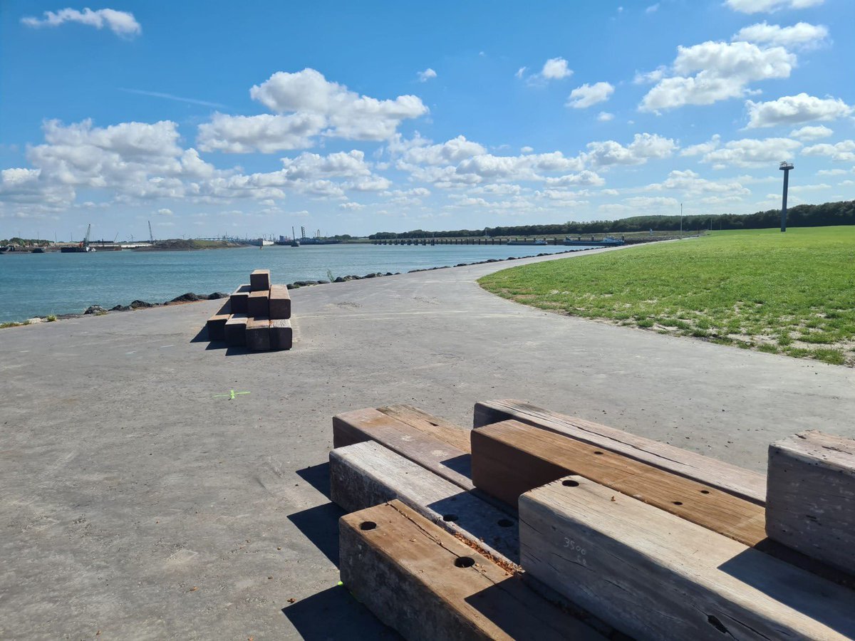 NieuweSluisTern's tweet image. De eerste verblijfsplek (plek om te vertoeven, rusten en vooral te genieten) is gereed! Op het Kopje van Kanada zijn twee zitobjecten van houten balken geplaatst. #terneuzen #kopjevankanada #nieuwesluisterneuzen