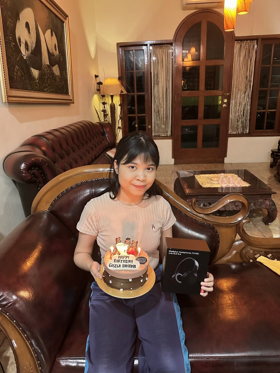 giselrns's tweet photo. tahun ini adalah ulang tahun ter-happy karna banyak hal baru yg gapernah dirasain sebelumnya AAAAA https://t.co/yGQRdUIDz3