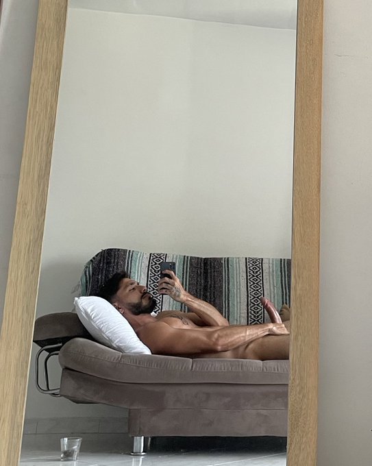 I invite you to sit on my dick ? https://t.co/GnCtMzzaOR