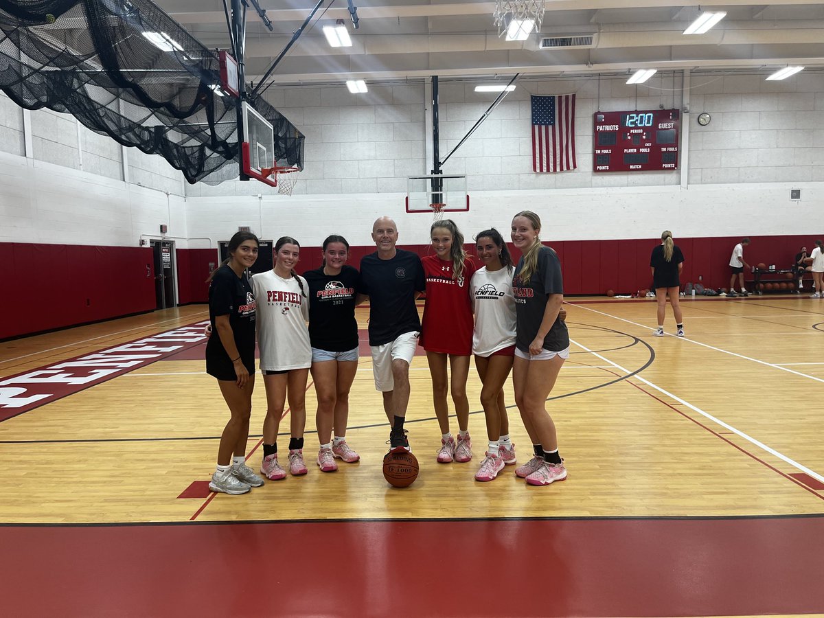 Last open gym for the amazing 2023’s as they start heading off to college. This is what leaders and role model look like. #mybesties #ballers #favseniorsever 😂🏀❤️