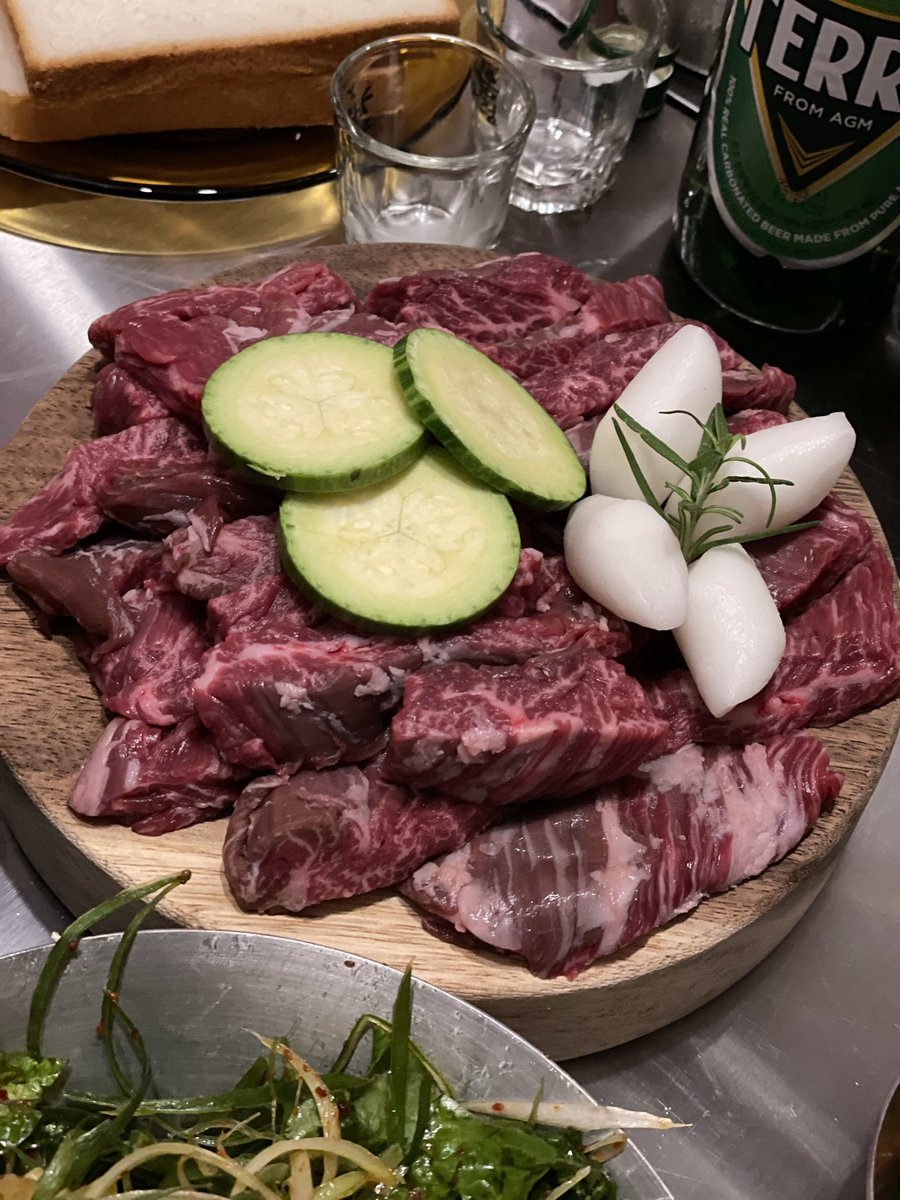 wadism's tweet photo. 탁식은 주인장이 직접 갈비대를 발골하는 집이다.
발라진 갈비살은 맛있는 소고기 무국과 함께 내어지고
살짝 구운 식빵 사이에 갈비살을 넣어 한입 물면
고소한 탄수화물이 갈비살과 함께 내 핏속으로 흐르는 느낌.
이 매장의 음악은 90년대 힙합입니다.

서울 서초구 강남대로95길 48-5 1층 탁식 https://t.co/AaYeTXElre