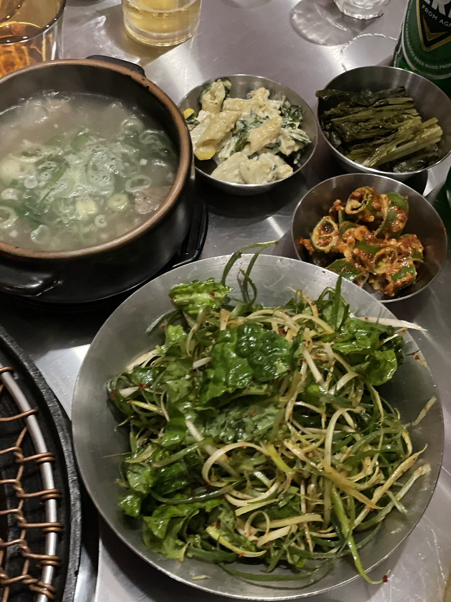 wadism's tweet photo. 탁식은 주인장이 직접 갈비대를 발골하는 집이다.
발라진 갈비살은 맛있는 소고기 무국과 함께 내어지고
살짝 구운 식빵 사이에 갈비살을 넣어 한입 물면
고소한 탄수화물이 갈비살과 함께 내 핏속으로 흐르는 느낌.
이 매장의 음악은 90년대 힙합입니다.

서울 서초구 강남대로95길 48-5 1층 탁식 https://t.co/AaYeTXElre