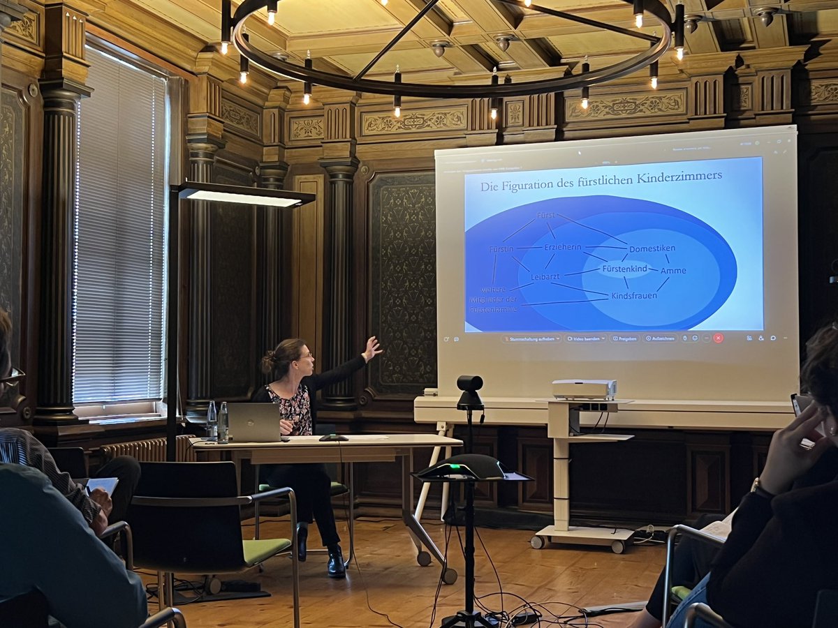 Prof. Dr. Nadine Amsler (<a href="/UniBasel/">Universität Basel</a>) betont im Forschungskolloquium der #HAB_WF „Die Pflege zarter Sprosse. Dynastische Reproduktion im Alten Reich als eine Geschichte der Sorge“ die Position der Amme im fürstlichen Kinderzimmer.