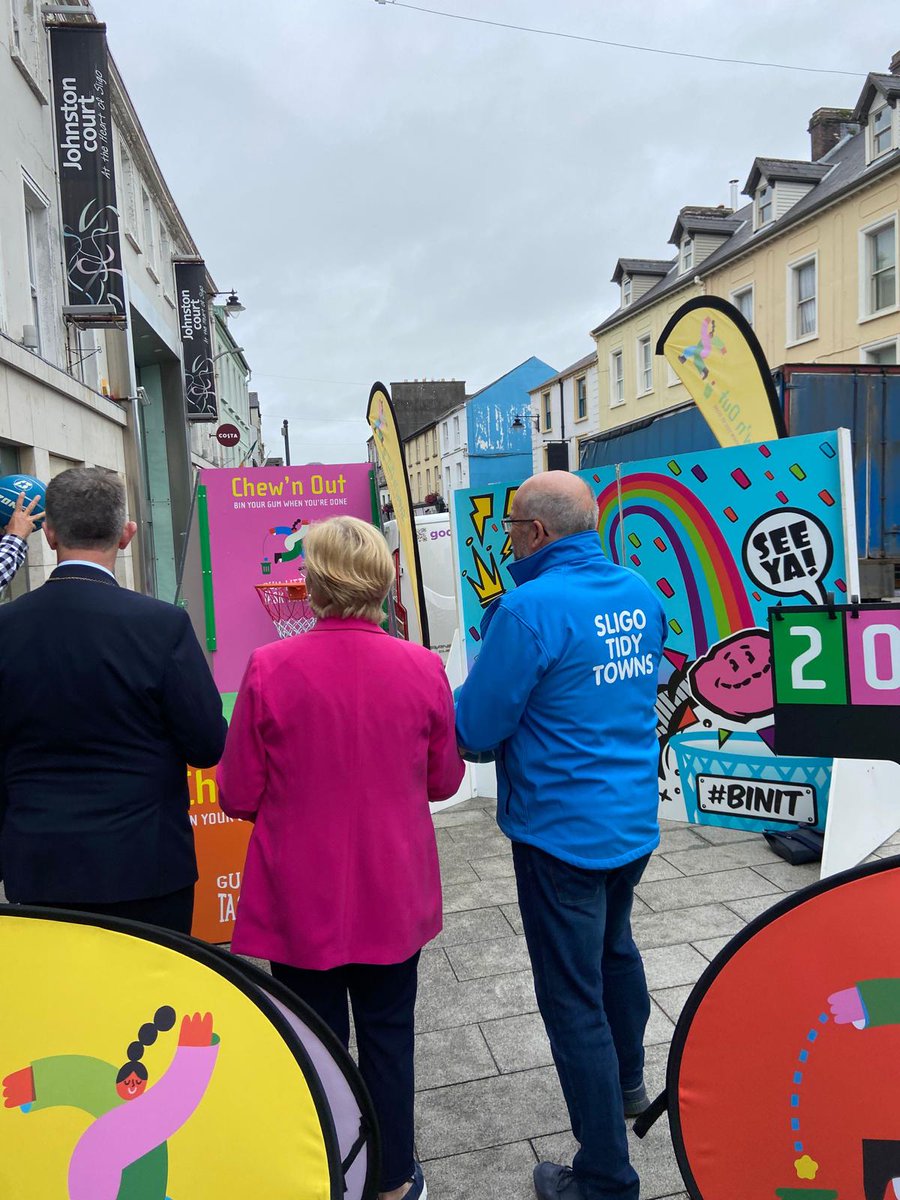 GumLitterTF's tweet photo. Super day in Sligo with @sligococo and @SligoTidyTowns , encouraging people to bin their gum when they're done and avoid a €150 fine 🚮
Chewing gum removal requires power washing and unfortunately comes at a cost to local authorities.
#BinYourGum #ChewnOut #GumLitterTaskforce https://t.co/jCeFmTdMHl