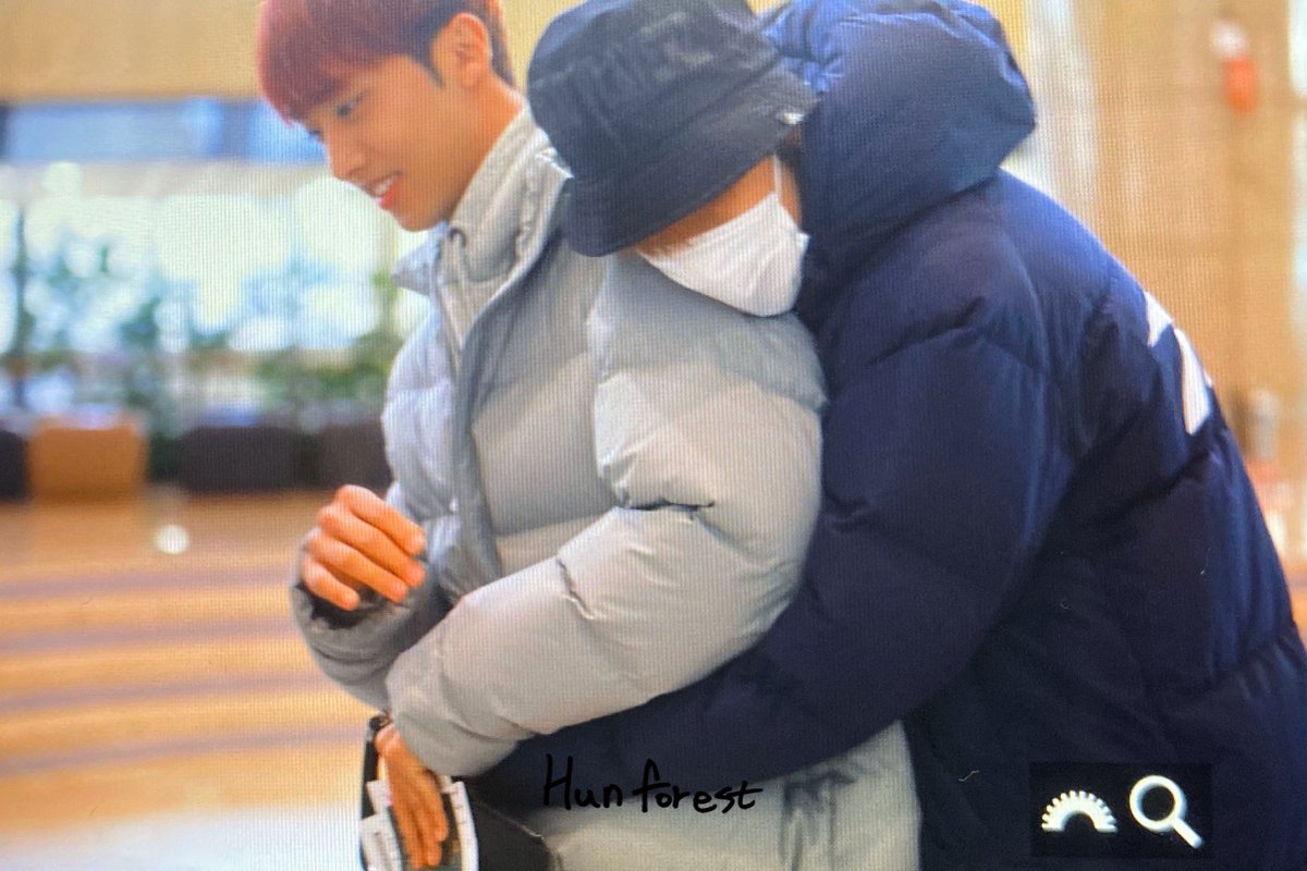 doubles508's tweet photo. jihun hugging: 

1. becomes tiny 
2. head on shoulder https://t.co/rXQg9nUYEG