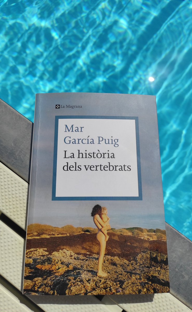 ladylibrorojo's tweet photo. Quan la @margpuig escriu a #LHdV com, desprès de les sessions de teràpia, anava a la platja del Somorrostro a buscar petxines:
"són els ullals de l'elefant que acabo de caçar, el trofeu per enfrontar-me a la bèstia que és la meva ansietat"
#miralls💥 https://t.co/UGDkQgJzNG