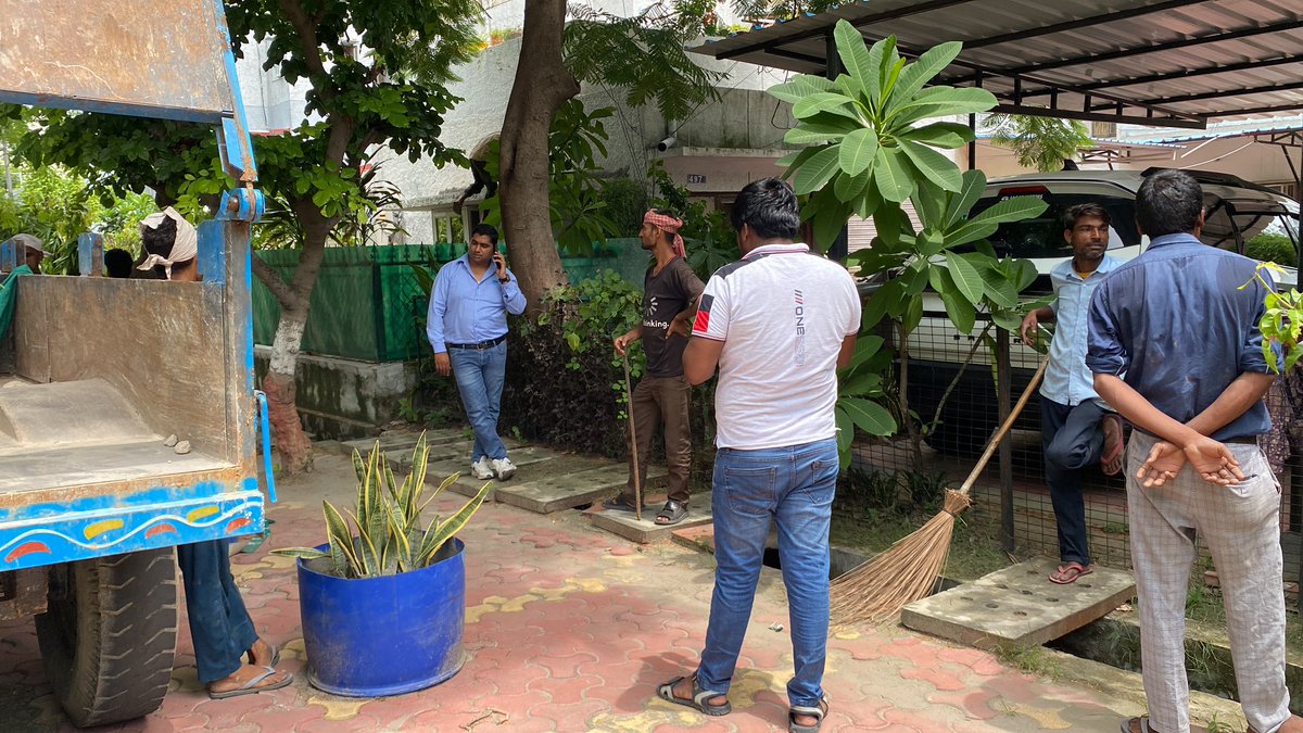 AnzuSoni's tweet photo. Will appreciate help to maintain greenery but Noida Authority discourages to maintain greenery. removing Greenery in #Ward3A #Sector28 #Noida Every alternate day Greenery is removed by Noida Authority. Sheer case of harassment. pics attached before and of removal of greenery. https://t.co/nALWZAS5cG