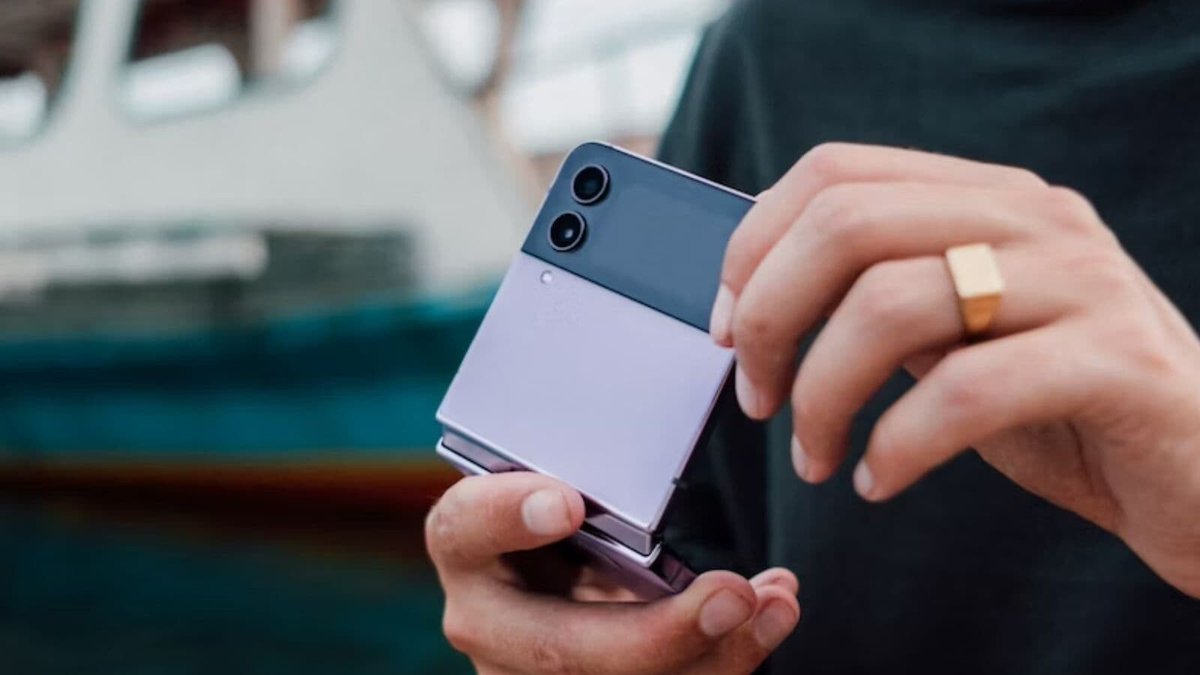 BFMTV's tweet photo. Après une semaine d'ouverture et de fermeture (sans s'arrêter), le Samsung Galaxy Z Flip 5 a cédé
https://t.co/fOn23YfOfE https://t.co/wtMuOa7FHc