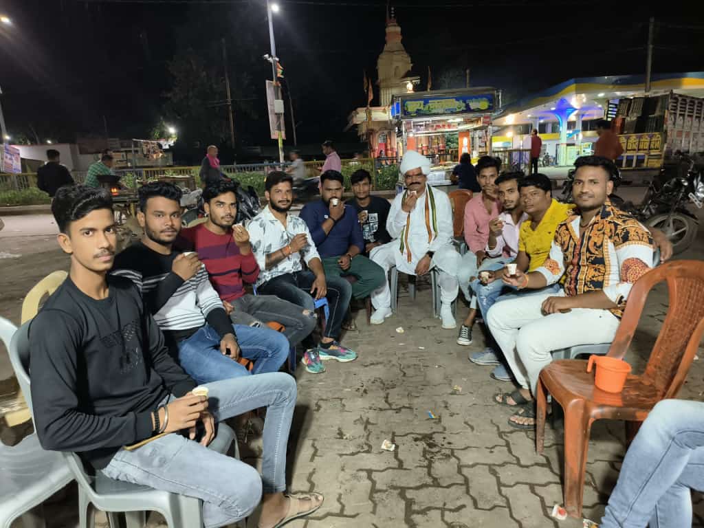 PurshottamDangi's tweet photo. ब्यावरा शहर में चाय पर चर्चा करते हुए https://t.co/TG4eIKYI73