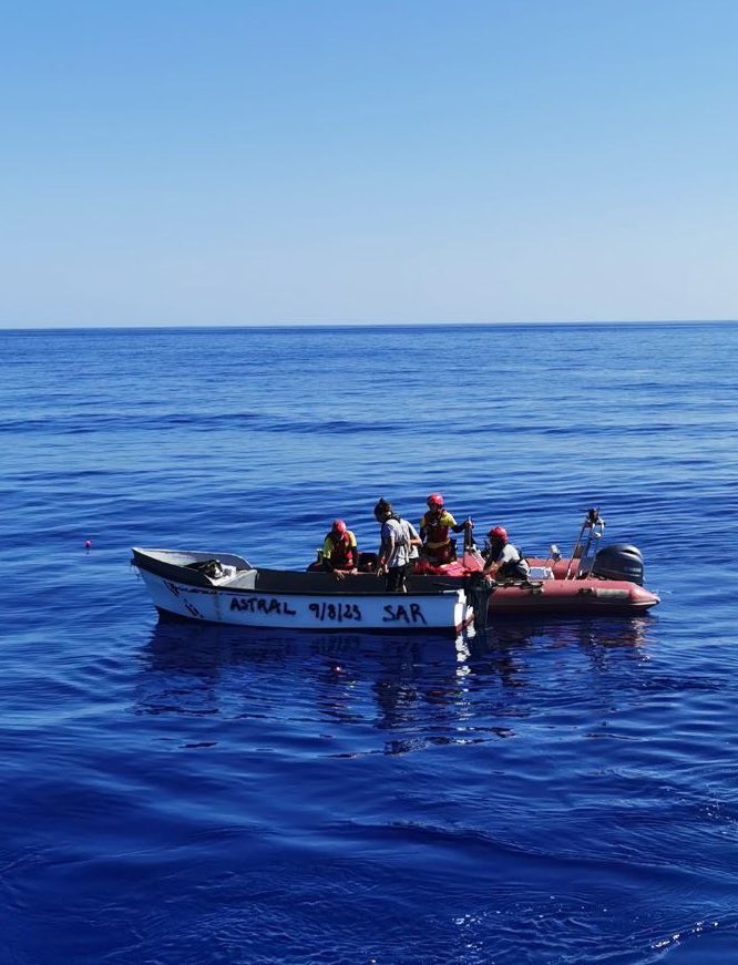 openarms_it's tweet photo. 🔴 #ULTIMAORA

Nuova operazione di assistenza per #Astral, che ha localizzato altre due imbarcazioni in difficoltà nei pressi di Lampedusa, con a bordo rispettivamente 26 e 19 persone, tra cui 7 donne e 5 bambini.

Abbiamo distribuito i giubbotti di salvataggio e atteso l'intervento delle autorità italiane che hanno accompagnato le persone in porto.

Continuiamo.
#Mediterraneo