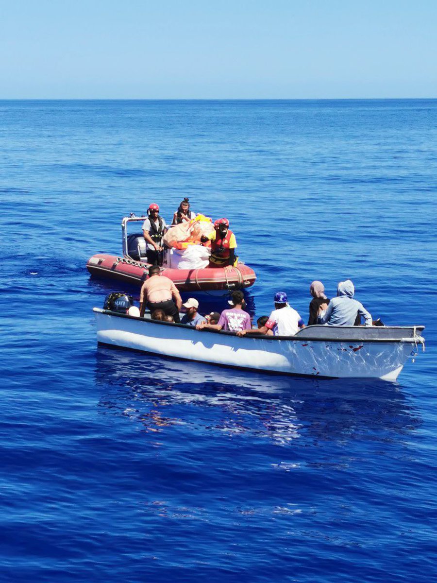 openarms_it's tweet photo. 🔴 #ULTIMAORA

Nuova operazione di assistenza per #Astral, che ha localizzato altre due imbarcazioni in difficoltà nei pressi di Lampedusa, con a bordo rispettivamente 26 e 19 persone, tra cui 7 donne e 5 bambini.

Abbiamo distribuito i giubbotti di salvataggio e atteso l'intervento delle autorità italiane che hanno accompagnato le persone in porto.

Continuiamo.
#Mediterraneo
