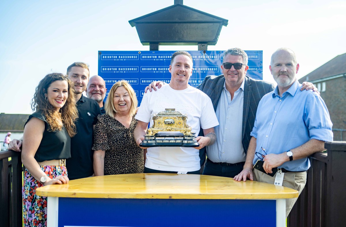 What a finish! Shoot To Kill takes the £20,650 Brighton Mile Challenge under @DarraghKeenan7 for @RobynRacing 🏆 Congratulations to all winning connections 👏 📸 @dcoolimages