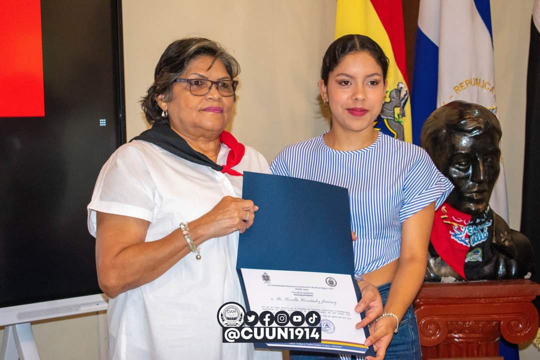 Entrega de reconocimientos y Beca a la Excelencia Académica "Comandante Carlos Fonseca Amador" a estudiantes con las mejores calificaciones de cada CUR, Facultades y Escuela de nuestra UNAN-León en el primer semestre del año lectivo 2023.   

#VidaEstudiantil
#CUUN1914