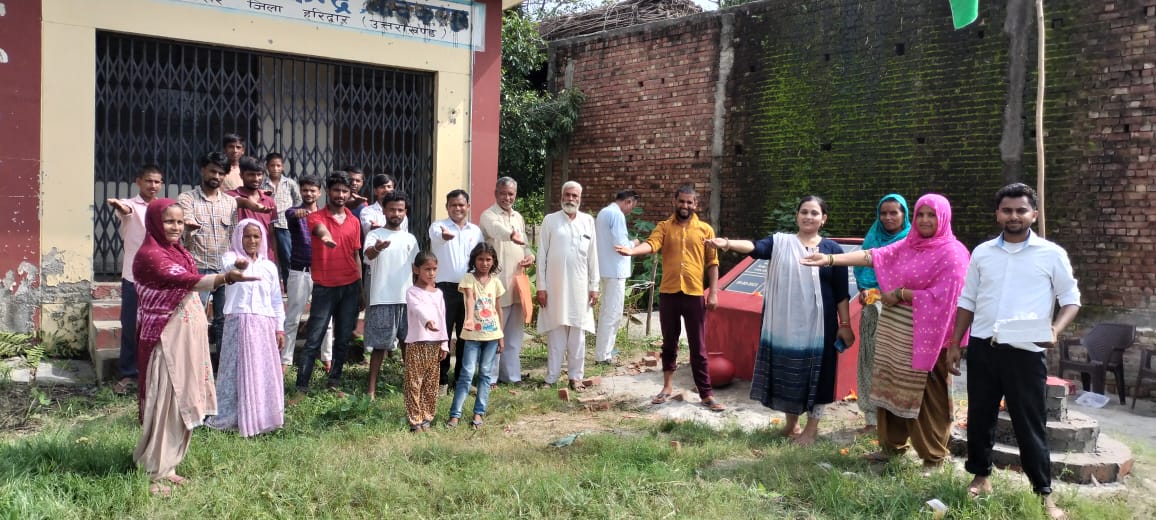 Usrlm_Haridwar's tweet photo. आज विकास खण्ड लक्सर की विभिन्न ग्राम पंचायतों में मेरी माटी मेरा देश अभियान के अंतर्गत देश के लिए सर्वोच्च बलिदान देने वाले वीरों को नमन करते हुए उनके सम्मान में विधालयों व अन्य स्थानों में कार्य क्रम का आयोजन किया गया जिंसमें https://t.co/qM4sA43XRn