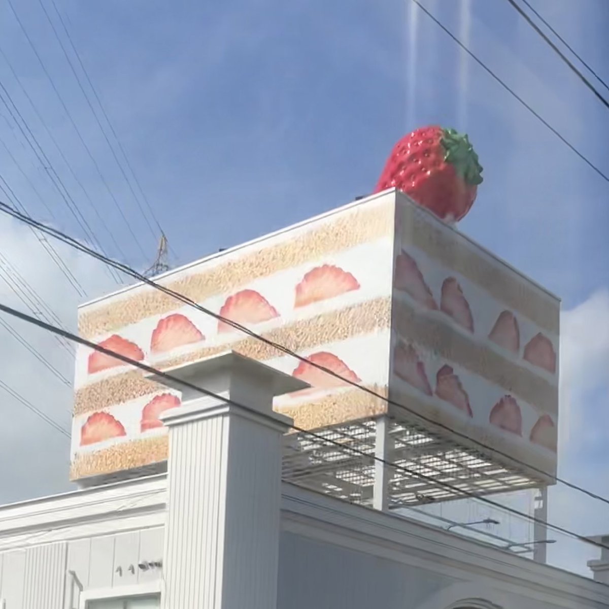 電車から見えるケーキ