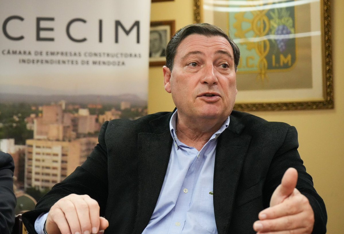 ParisiOmar's tweet photo. Me reuní junto a @lucasilardo con la Cámara de Empresas Constructoras Independientes de Mendoza #CECIM.
Hablamos en el mismo idioma: queremos que Mendoza crezca y se reactive a través del impulso de la obra pública, generando empleo genuino de la mano de la construcción. https://t.co/t7OGMKlR90