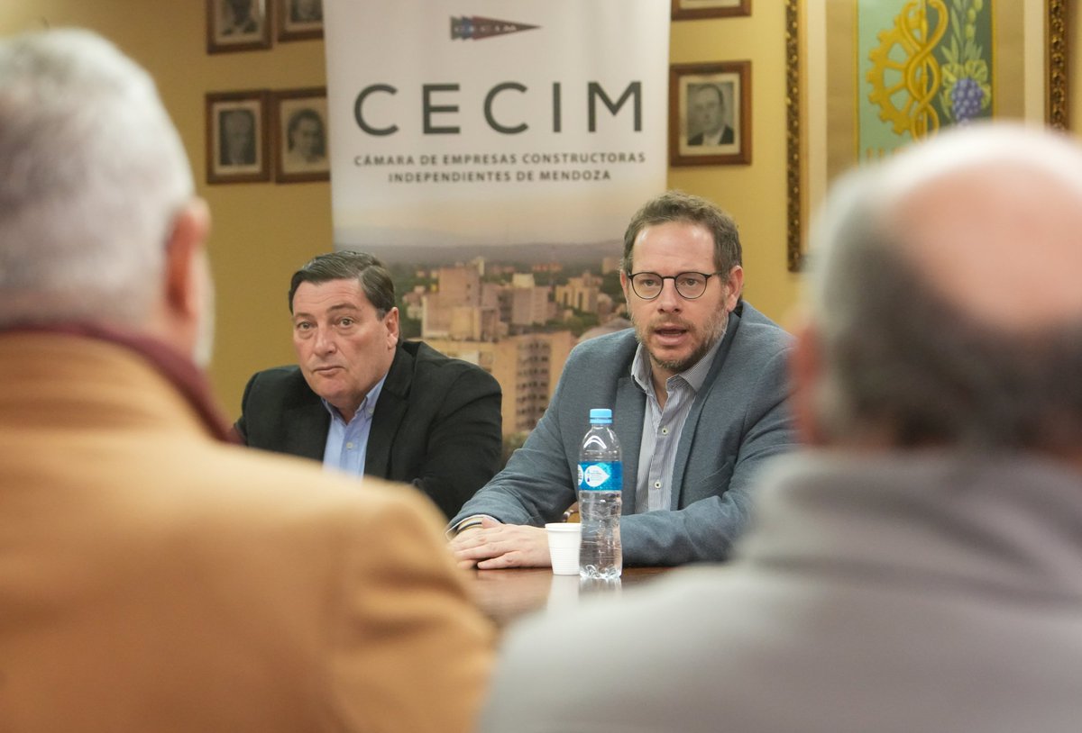 ParisiOmar's tweet photo. Me reuní junto a @lucasilardo con la Cámara de Empresas Constructoras Independientes de Mendoza #CECIM.
Hablamos en el mismo idioma: queremos que Mendoza crezca y se reactive a través del impulso de la obra pública, generando empleo genuino de la mano de la construcción. https://t.co/t7OGMKlR90