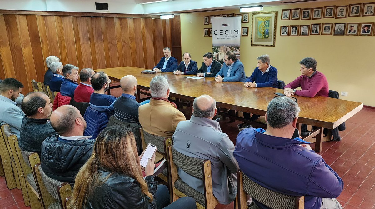 ParisiOmar's tweet photo. Me reuní junto a @lucasilardo con la Cámara de Empresas Constructoras Independientes de Mendoza #CECIM.
Hablamos en el mismo idioma: queremos que Mendoza crezca y se reactive a través del impulso de la obra pública, generando empleo genuino de la mano de la construcción. https://t.co/t7OGMKlR90