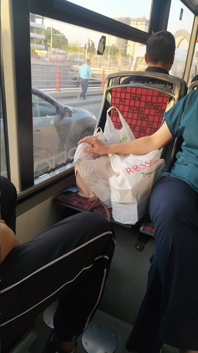 Ne yapıyoruz yaşlı -hamile-hasta- bebekli anne hepsini ayağa dikiyoruz çünkü rosmann  poşetlerimiz yorulmuş <a href="/MalatyaBelTr/">Malatya Büyükşehir Belediyesi</a>  <a href="/bizmalatyaliyiz/">Bizmalatyalıyız</a>