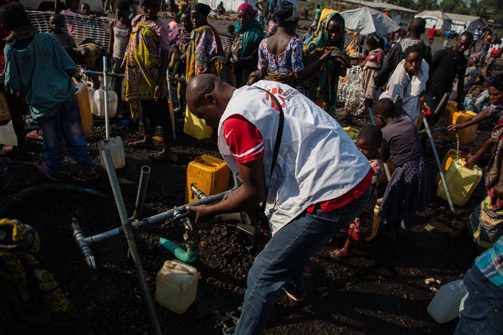 MSFcongo's tweet photo. Dans les camps de déplacés autour de #Goma, chaque personne reçoit en moyenne 5 litres d’eau par jour. C’est un tiers des besoins fixés par les standards humanitaires minimum.
Détails➡️https://t.co/J6SOgrH5u6 https://t.co/VE0hwXwUlC