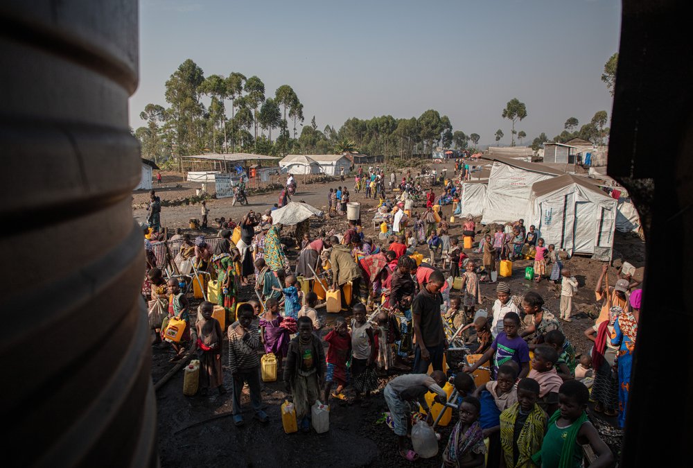 MSFcongo's tweet photo. Dans les camps de déplacés autour de #Goma, chaque personne reçoit en moyenne 5 litres d’eau par jour. C’est un tiers des besoins fixés par les standards humanitaires minimum.
Détails➡️https://t.co/J6SOgrH5u6 https://t.co/VE0hwXwUlC