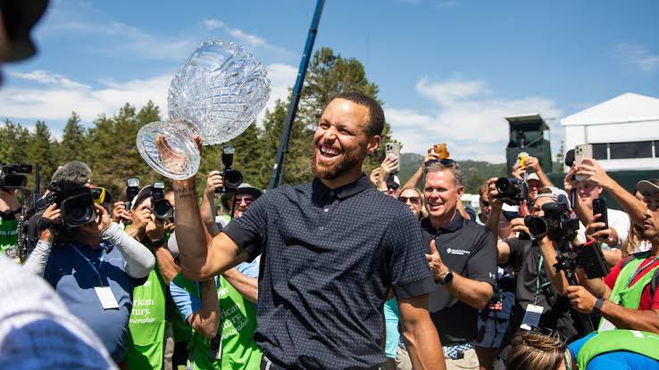 WarriorsMuse's tweet photo. Side Quest Steph Curry. 

A thread of Stephen Curry’s eventful off-season so far. https://t.co/SzJvxmrVGe