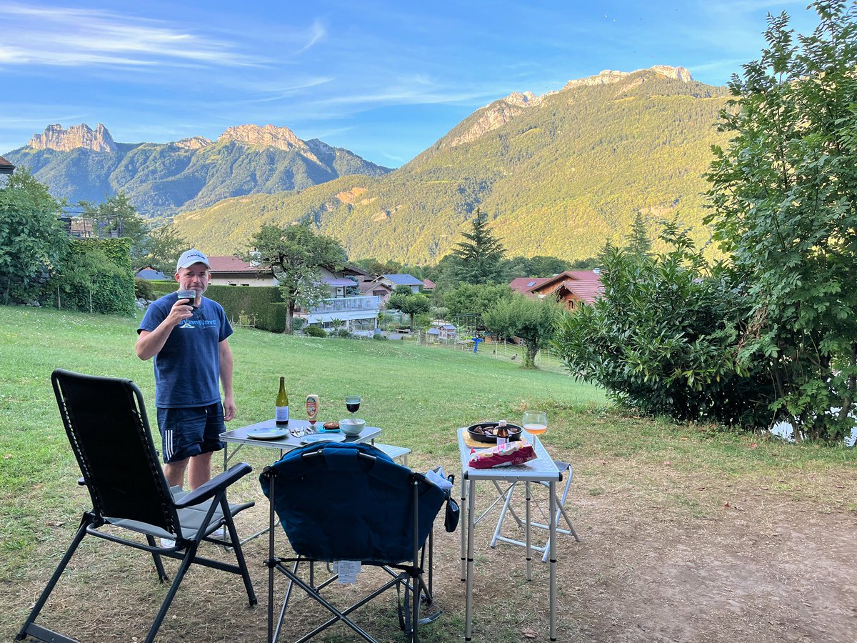 OvernightersUK's tweet photo. It’s MOUNTAINS &amp; LAKES time! Arrived in the stunning French Alps at Lake Annecy- @candmclub site No. 3. Feels like we’re in a movie looking at a backdrop! @Le_Taillefer Breathtaking, peaceful &amp; SUNNY!☀️🇫🇷🥰 @Media_CAMC @BaileyofBristol https://t.co/aGolridquk