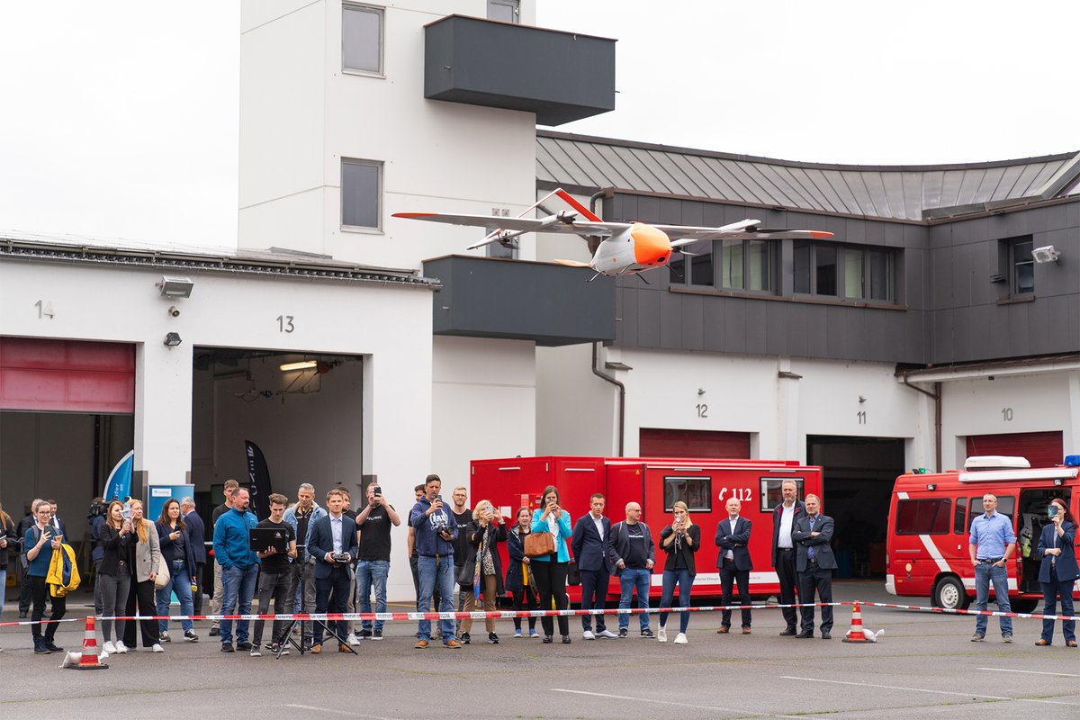 BayStMI's tweet image. Ein #Pilotprojekt der @UniFAU und des Fraunhofer IISB erprobt den Einsatz von Langstrecken-#Drohnen zur Überwachung von Waldgebieten bzw. zur Waldbrandfrüherkennung. 📸 🌳 

#Bayern|s Innenminister Joachim #Herrmann machte sich heute vor Ort ein Bild der neuen Technologie.