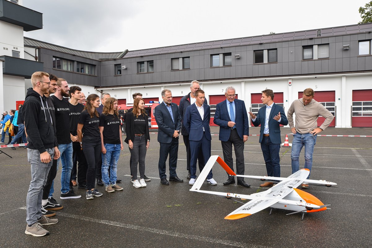 BayStMI's tweet image. Ein #Pilotprojekt der @UniFAU und des Fraunhofer IISB erprobt den Einsatz von Langstrecken-#Drohnen zur Überwachung von Waldgebieten bzw. zur Waldbrandfrüherkennung. 📸 🌳 

#Bayern|s Innenminister Joachim #Herrmann machte sich heute vor Ort ein Bild der neuen Technologie.