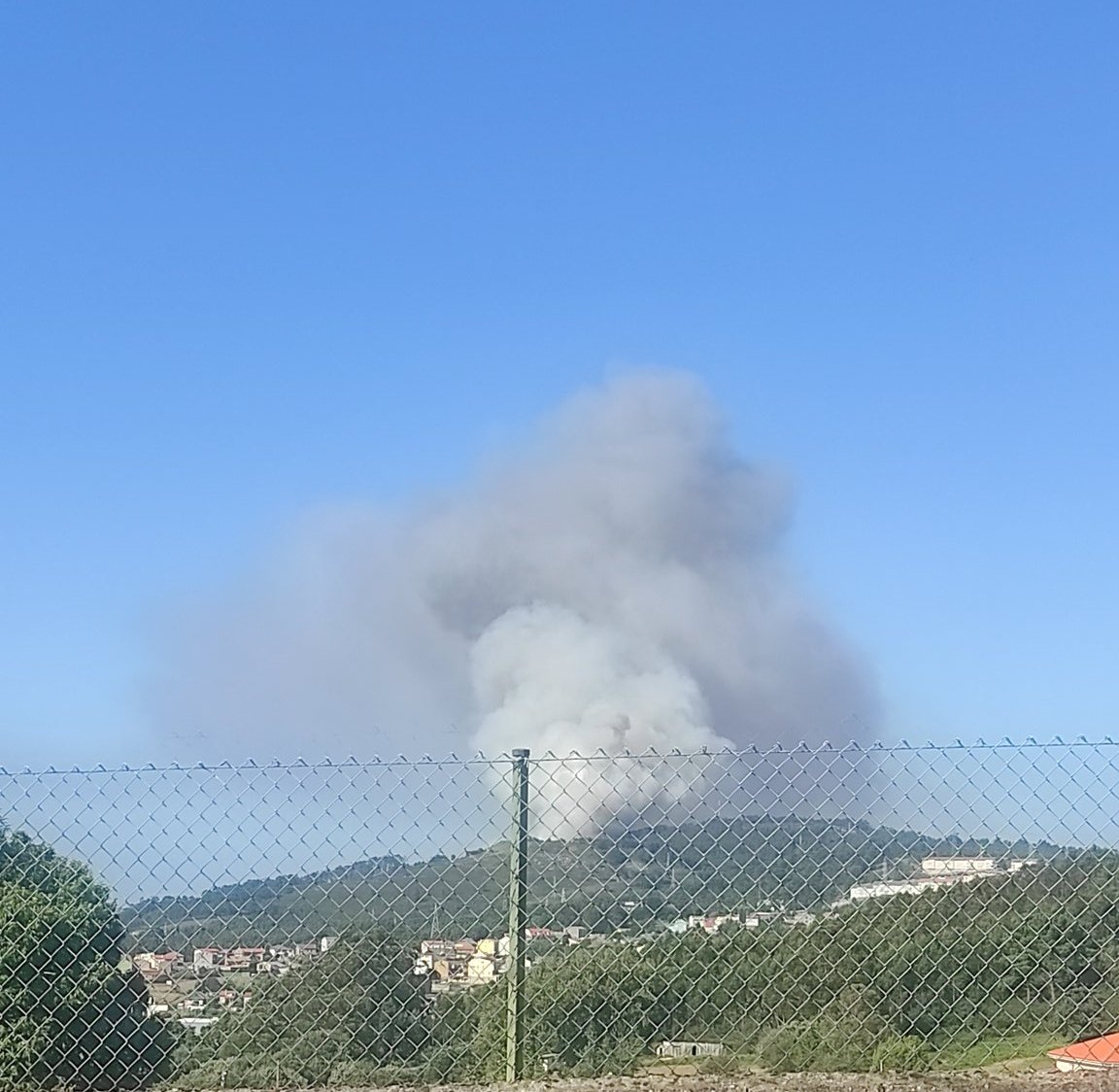 silcerino's tweet photo. #Arteixo | Trabajando ya los servicios contraincendios 🚁 en un nuevo incendio forestal 🔥  en Suevos. https://t.co/0MfE1Trcqi