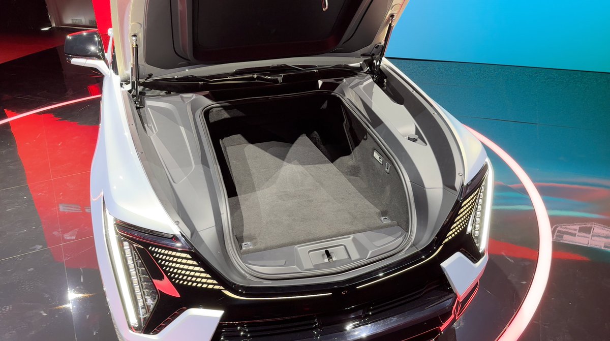 MKBHD's tweet photo. Cadillac is finally going to make an electric Escalade IQ with 450 miles of range
200+kwh battery
750+ horsepower
24-inch wheels
12.2-liter front trunk
Starting at $130K
https://t.co/iaqRqrSjMv https://t.co/lokfPwg6Vr