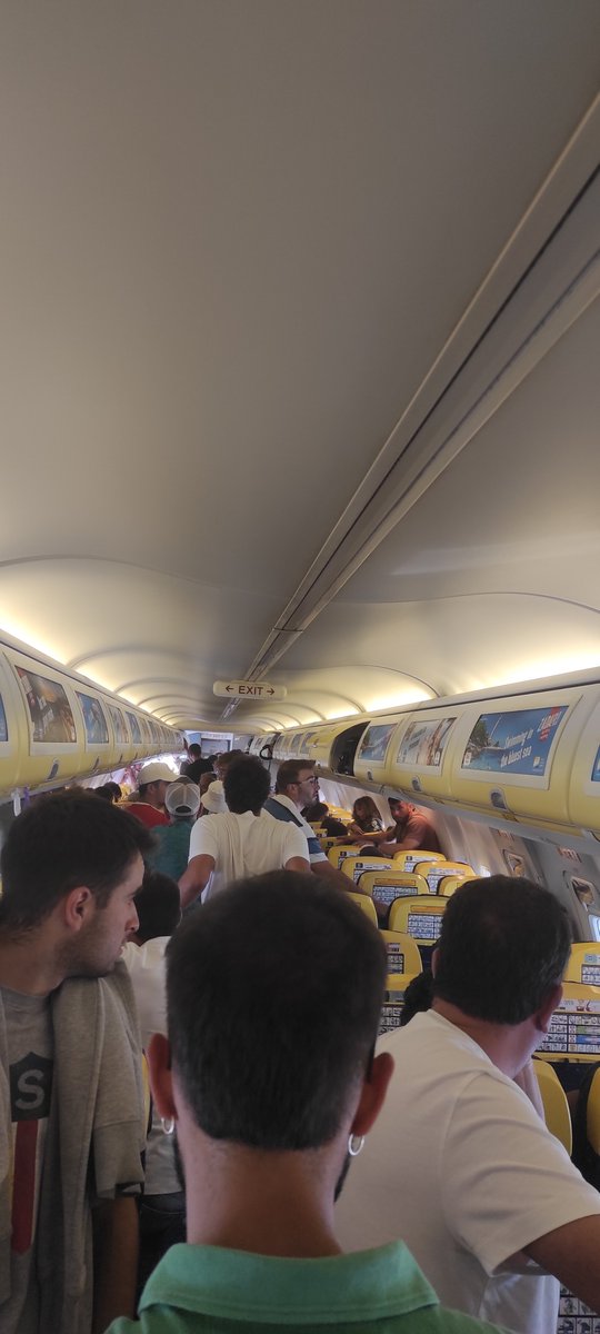 mazanotta's tweet photo. .@Ryanair_ES 
 Vuelo Lanzarote-Madrid cancelado ayer. Reubicado hoy a las 14.30h. Desviado en el aire a Tenerife. Llevamos 40 minutos en el avión sin poder salir y sin saber cuándo volaremos a Madrid. + Vueltas en círculos + no comida ni bebida.  
@consumidores 
@aena 
@Cahora https://t.co/6xBJe7fWS7