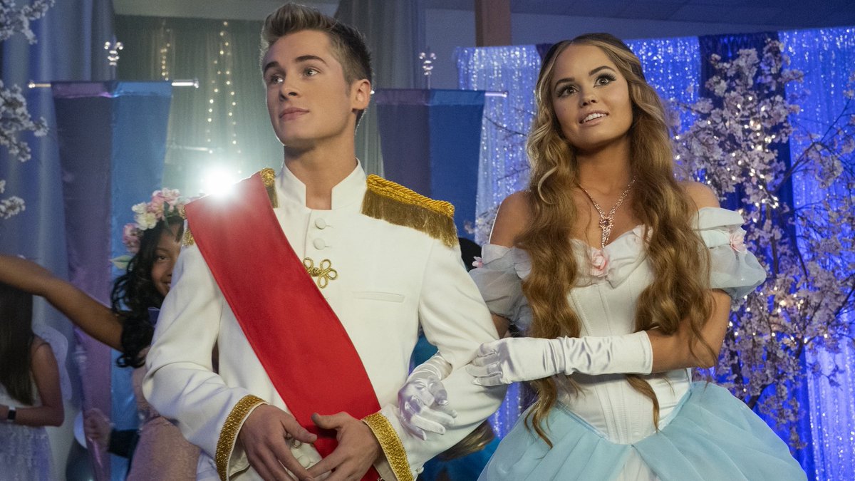 PopBase's tweet photo. ‘Insatiable’ premiered 5 years ago today. It was cancelled after two seasons. https://t.co/ohKs1PJo9F