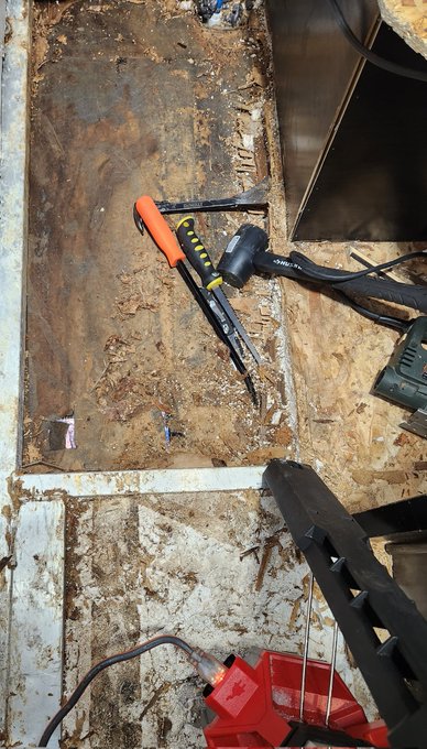 Didn't expect to be tearing all the flooring out of my camper today https://t.co/4LSa3W1eJq