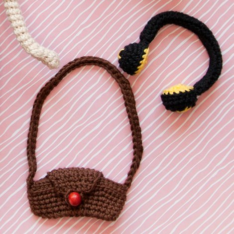 The_Fuzzy_Bee's tweet photo. Which accessories can't you leave the house without? For me, headphones are an absolute MUST have! 🎧🎶

New pattern coming soon! #crochetpattern #crochet #amigurumi #amigurumipattern https://t.co/TyW8EYgzbW