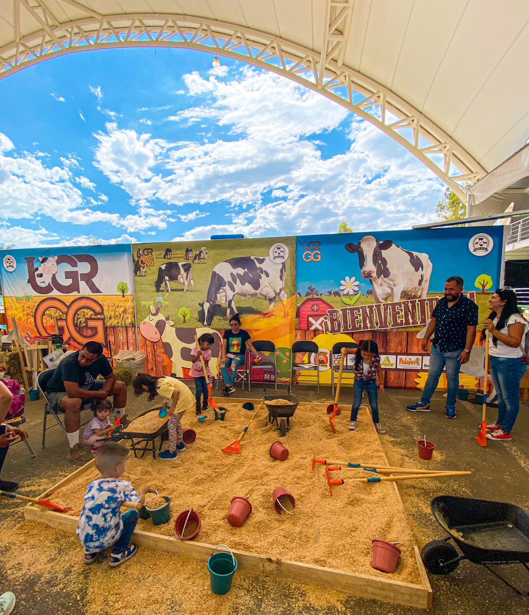 somosdleon's tweet photo. hay zona para niños, una oferta de garnacha deliciosa, pabellón GTO, música en vivo y mucho más. 

Pero lo mejor de todo es el ambiente, después de días de lluvia, la gente no ha dejado de asistir y se ha convertido en una edición inolvidable. 

¿Quién para ir? ❤️🥰 https://t.co/8lHSef8cnr