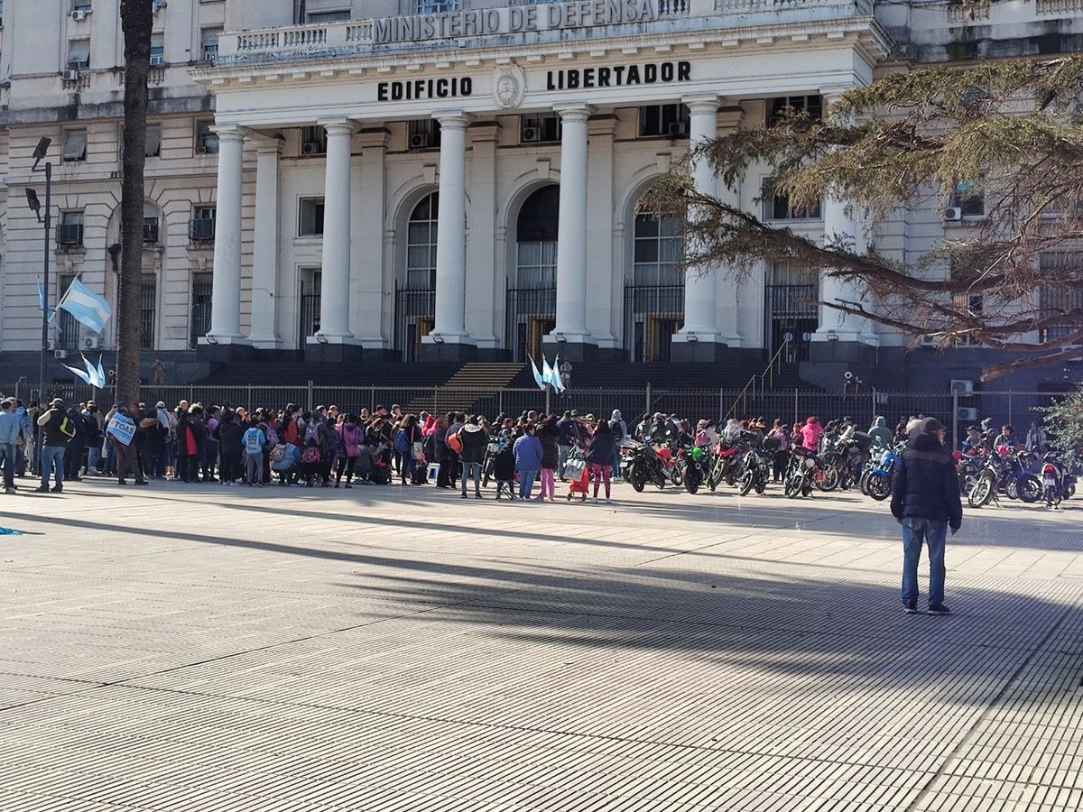 Concertación TOAS tomó una posición firme, marchando hacia la sede del Ministerio de Defensa en CABA, para luchar por el reconocimiento de los valientes Veteranos que actuaron en el Litoral Marítimo Patagónico en 1982