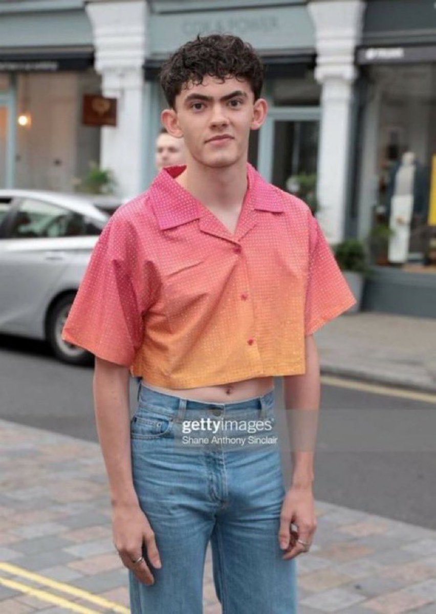 NikePS5's tweet photo. why did he dress as an elf bar https://t.co/n2rpFn6eMQ